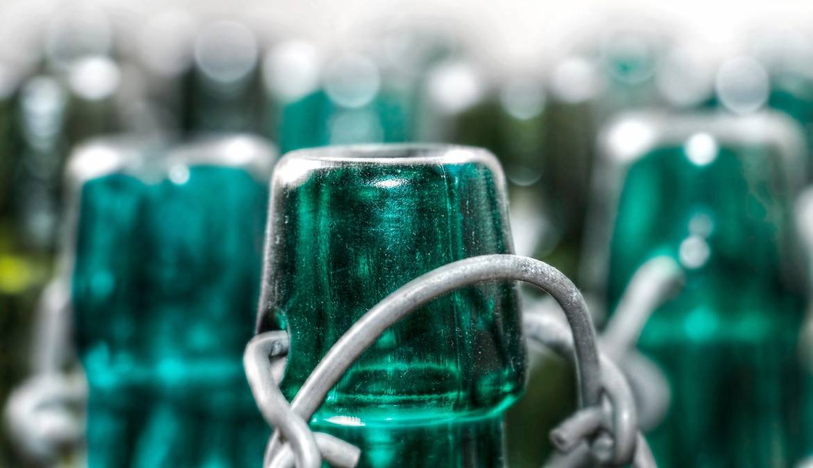 bottles-2679746_1920.jpg