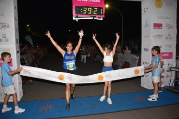 Esther Jiménez de los Galanes y Abel Ormeño se imponen en la carrera nocturna de Piedrabuena
