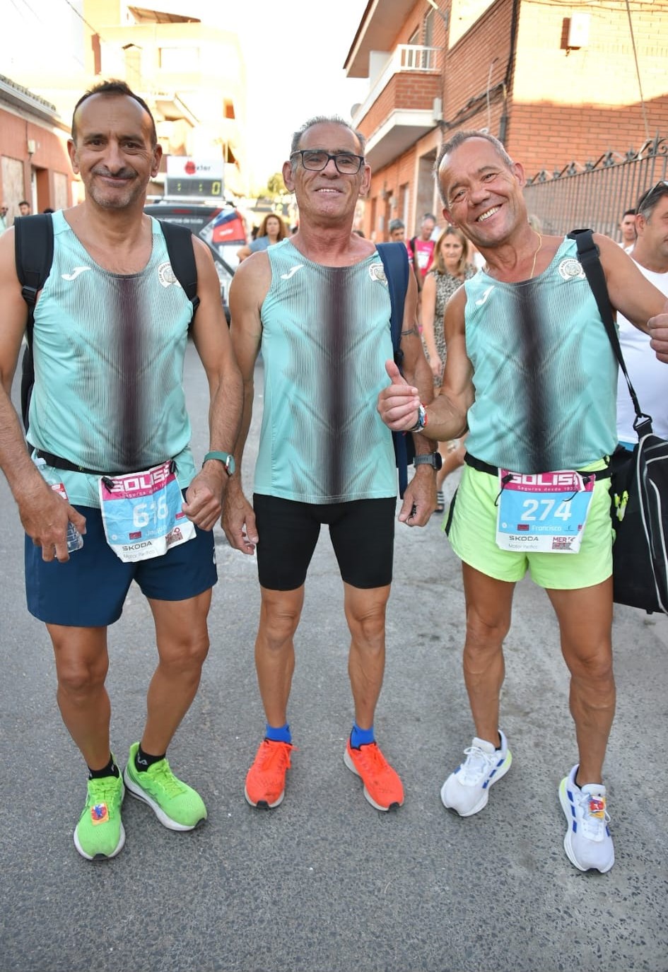Juan-Angel-con-companeros-de-club.jpeg